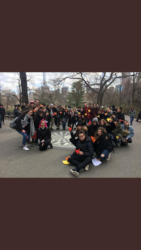 sandraps229's tweet photo. Homenaje a Jonh Lenon #postalesdsdmadrid #chicosdellab #masqlineas https://t.co/qxEghvN4qM