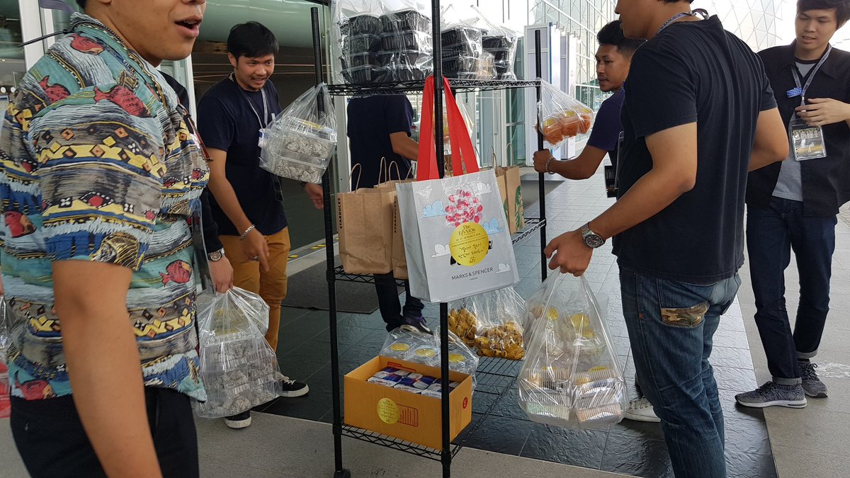 exothfan_union's tweet photo. #ElyXioninBKK บรรยากาศการส่ง Food Support วันนี้ค่ะ 17/03 พี่ๆ สตาฟน่ารักกันเหมือนเดิม ขนของกันสนุกสนาน https://t.co/9G4SHaAJtc