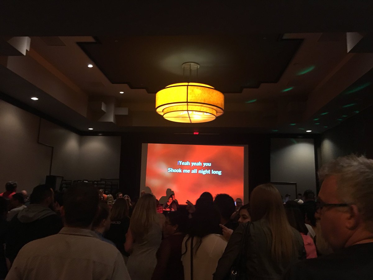 MrsBaroldi's tweet photo. The tradition continues! #CUEKaroke #makingmemories  #OUSDCUE #CUE18  #CUEnicorns🦄 https://t.co/UYCApSMteW