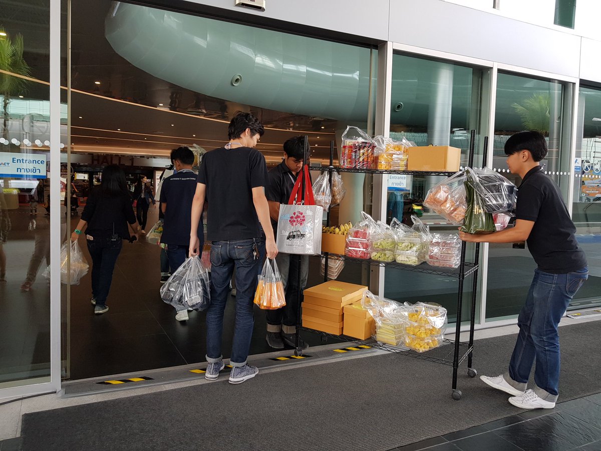exothfan_union's tweet photo. ย้อนบรรยากาศส่ง Food Support ของเมื่อวานอักหน่อยค่ะ เมื่อวานยุ่งมากก เลยไม่ได้มาอัพเดทค่ะ 16/03 https://t.co/jCZJtGugEL