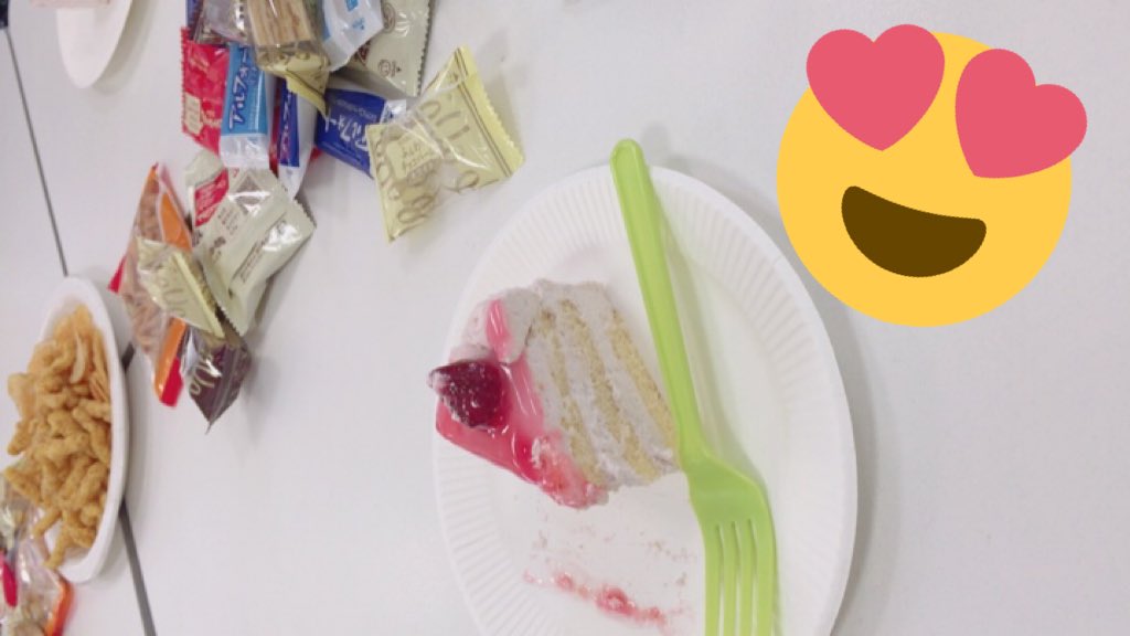Koyuki___0704's tweet photo. いや100人近くフォローしてんのにＴＬ過疎すぎやろと思う土曜昼。笑笑
そんな私は塾の合格パーティーなう🍰 https://t.co/8Bh0Xat3Lb