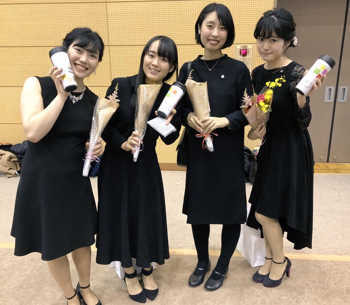 神戸女学院大学 合気道部 昨日は卒業式でした いつも優しく 面白く たくさんたくさん指導してくださった先輩方が卒業されました とても寂しいです 1 2 3回生から先輩方へ お花とメッセージ入りタンブラーをプレゼントしました 皆さん 黒の