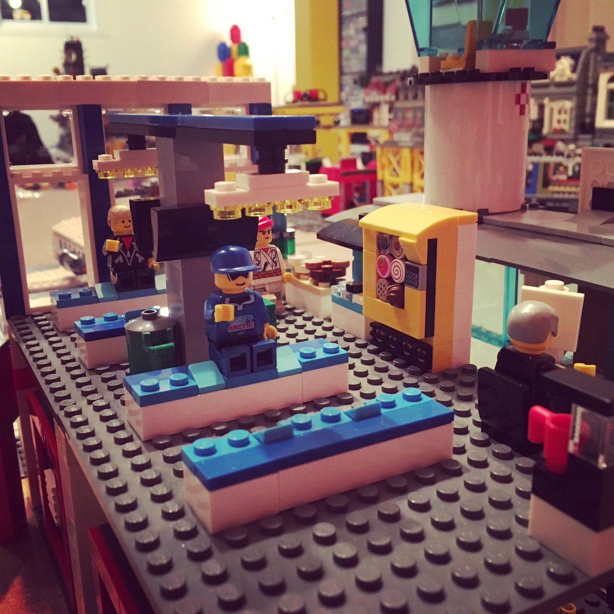herzeleid24's tweet photo. ✈️Airport in progress🛫🚧
Stay tuned👍😍
#LEGO #airport #afol #qbricks #moc #cityinprogress #food https://t.co/PULjjuIW0z