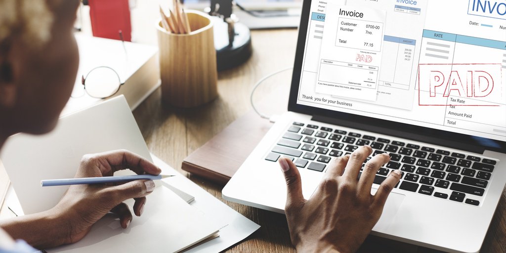 Kan jouw klant aankopen via jouw webshop herroepen als het gaat om producten op maat? Ontdek hier ons advies: hubs.ly/H0bkWxG0