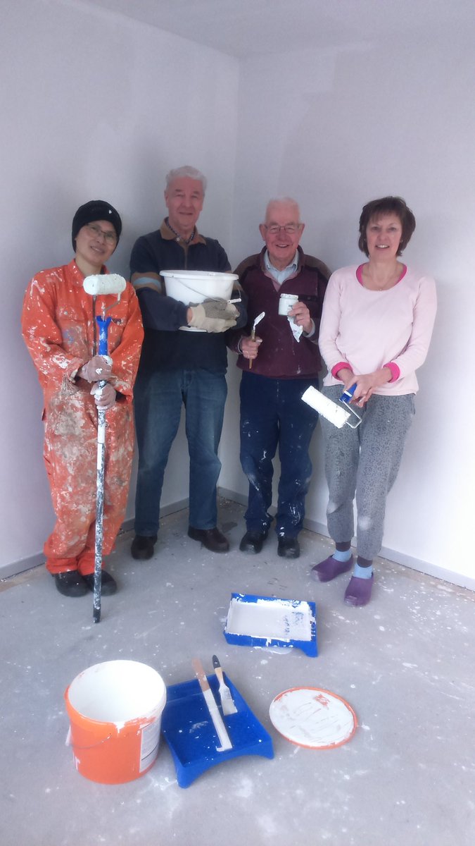 PresentNG's tweet image. In Delfzijl wordt hard gewerkt om de slaapkamers te verven zodat gezin snel kan verhuizen. Deze groep is fanatiek aan de slag!