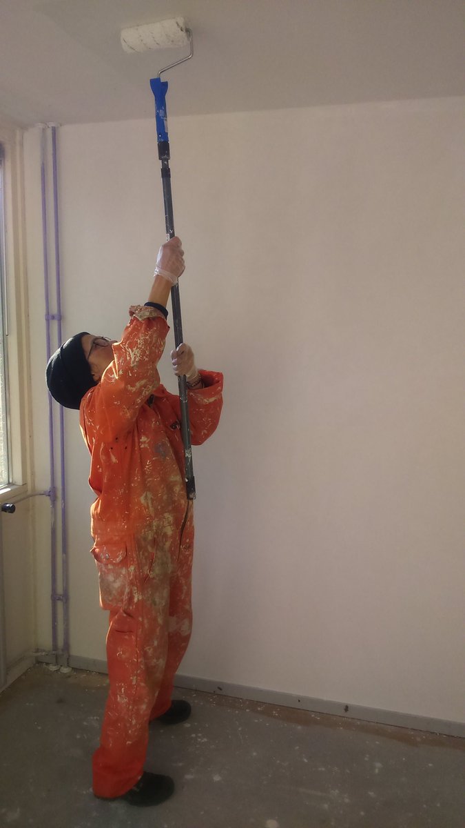 PresentNG's tweet image. In Delfzijl wordt hard gewerkt om de slaapkamers te verven zodat gezin snel kan verhuizen. Deze groep is fanatiek aan de slag!