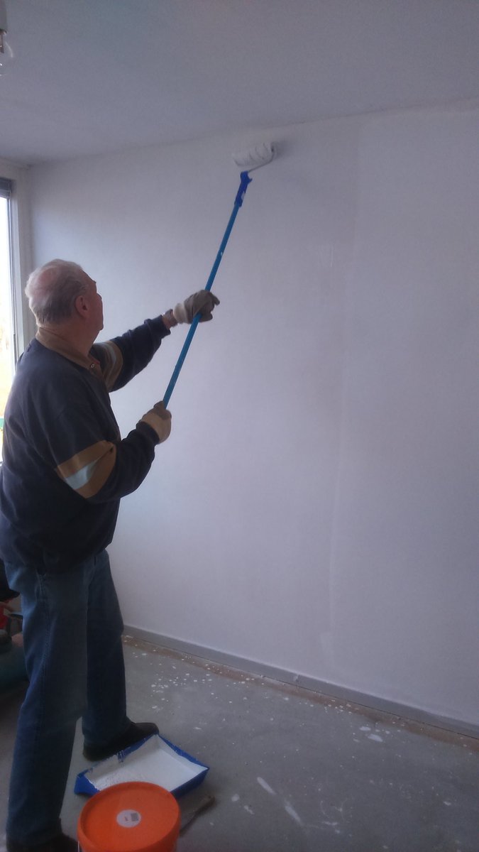 PresentNG's tweet image. In Delfzijl wordt hard gewerkt om de slaapkamers te verven zodat gezin snel kan verhuizen. Deze groep is fanatiek aan de slag!
