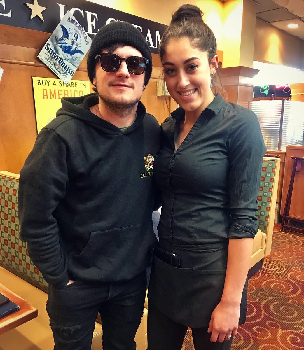 Nuevas fotos de Josh Hutcherson junto a fans la semana pasada en Nueva York.