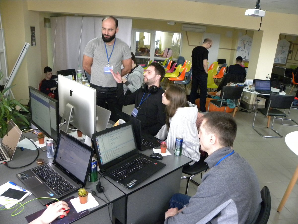 GeekSpaceIT's tweet image. Всі учасники активні, незважаючи на брак сну.😴  Часу залишається небагато, всього 6 годин до фінішу. Наразі, проводиться чек-пойнт - проміжний статус проектів. Вболівайте за свою команду!🙌👍😄#geekhack #geekspace #24hourhack #Zhytomyr