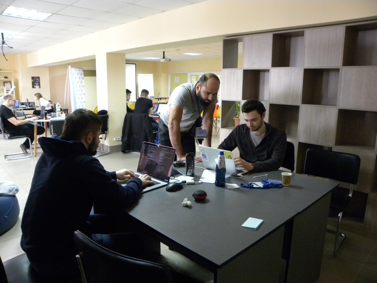 GeekSpaceIT's tweet image. Всі учасники активні, незважаючи на брак сну.😴  Часу залишається небагато, всього 6 годин до фінішу. Наразі, проводиться чек-пойнт - проміжний статус проектів. Вболівайте за свою команду!🙌👍😄#geekhack #geekspace #24hourhack #Zhytomyr