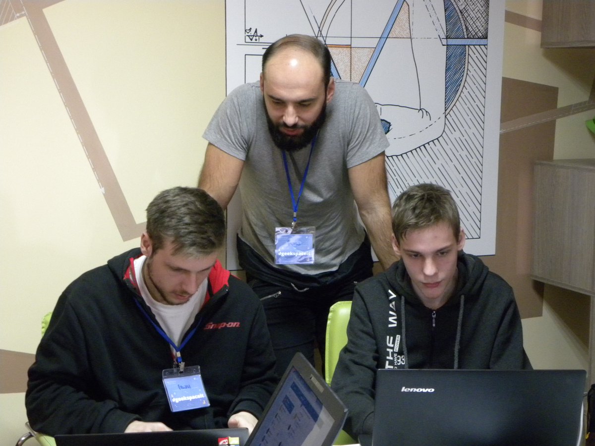 GeekSpaceIT's tweet image. Всі учасники активні, незважаючи на брак сну.😴  Часу залишається небагато, всього 6 годин до фінішу. Наразі, проводиться чек-пойнт - проміжний статус проектів. Вболівайте за свою команду!🙌👍😄#geekhack #geekspace #24hourhack #Zhytomyr