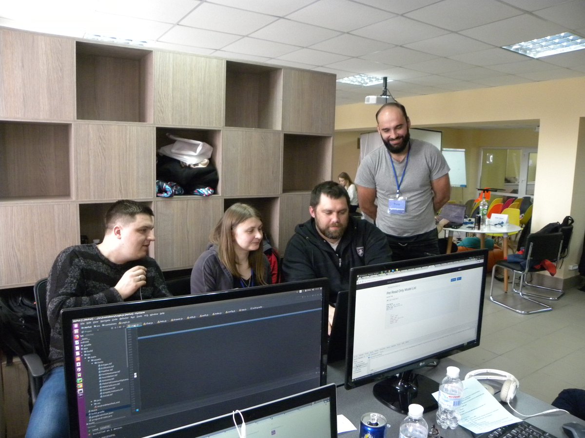 GeekSpaceIT's tweet image. Всі учасники активні, незважаючи на брак сну.😴  Часу залишається небагато, всього 6 годин до фінішу. Наразі, проводиться чек-пойнт - проміжний статус проектів. Вболівайте за свою команду!🙌👍😄#geekhack #geekspace #24hourhack #Zhytomyr