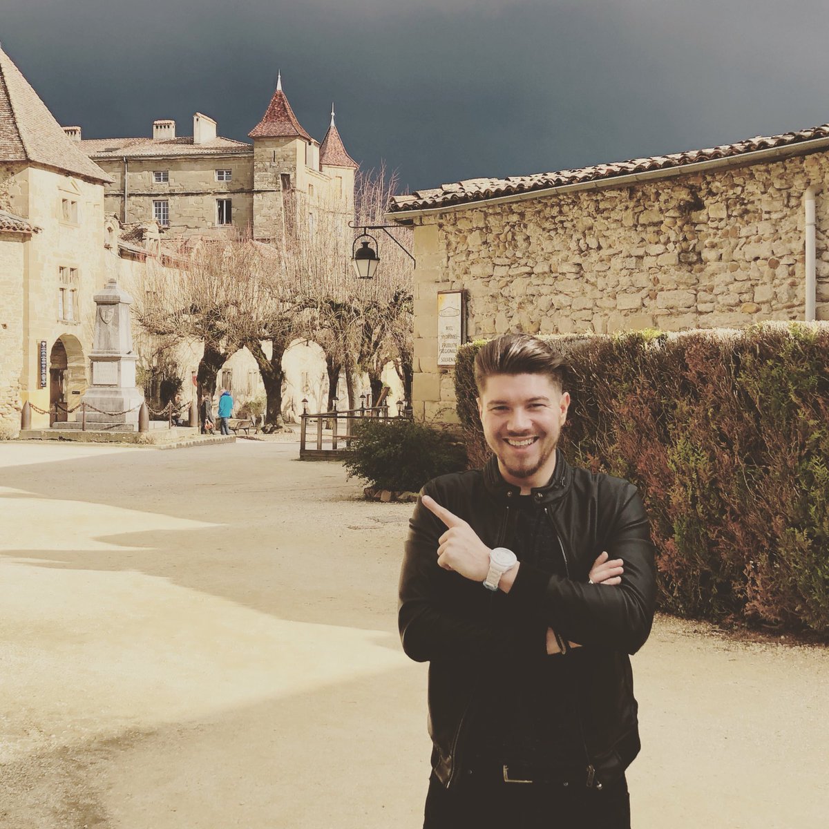 DavidSauraPerez's tweet photo. Hello tout le monde ! Petites photos de mon après midi d’hier #Chill avec mon cousin (Vous inquiétez pas, on est juste fous 😝🤓 !) Je vous prépare une petite vidéo qui va arriver très vite pour vous donner des nouvelles... Bisous 💋 #Revelations #LMA #SD6Prod #Love https://t.co/cCoyWfSaEr