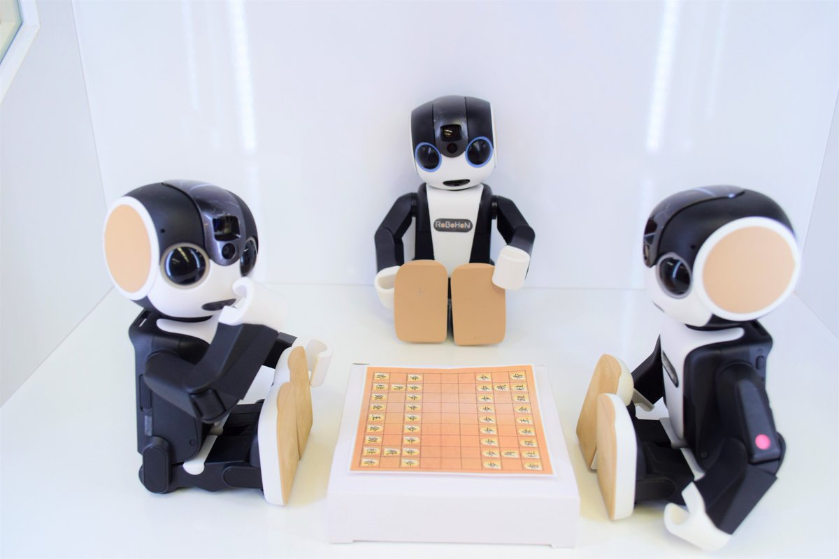 robot_shop's tweet photo. V王戦第一局、昼食休憩を経ても依然長考を続けるRoBoHoN九段。
大盤解説会場では、解説のソータ名人が自身の初恋、そして現在秋葉原店では中古品ロボットがアツいという話で場をつないでいます。
さすがベテランは話芸も一流です。
#Sota #ロボホン #将棋 #中古 #ジャンク #ホビス #Hovis #RB2000 https://t.co/gCSlLhyHZx