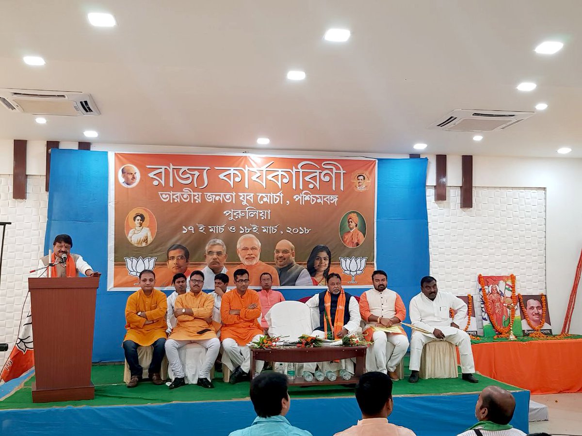 KailashOnline's tweet photo. आज #Purulia (#WestBengal ) में @MukulR_Official जी और @bjymwb के अध्यक्ष #DevjitSarkar जी के साथ ध्वजारोहण करके युवा मोर्चा की कार्यकारिणी को संबोधित किया। https://t.co/D9qoO7Fz92