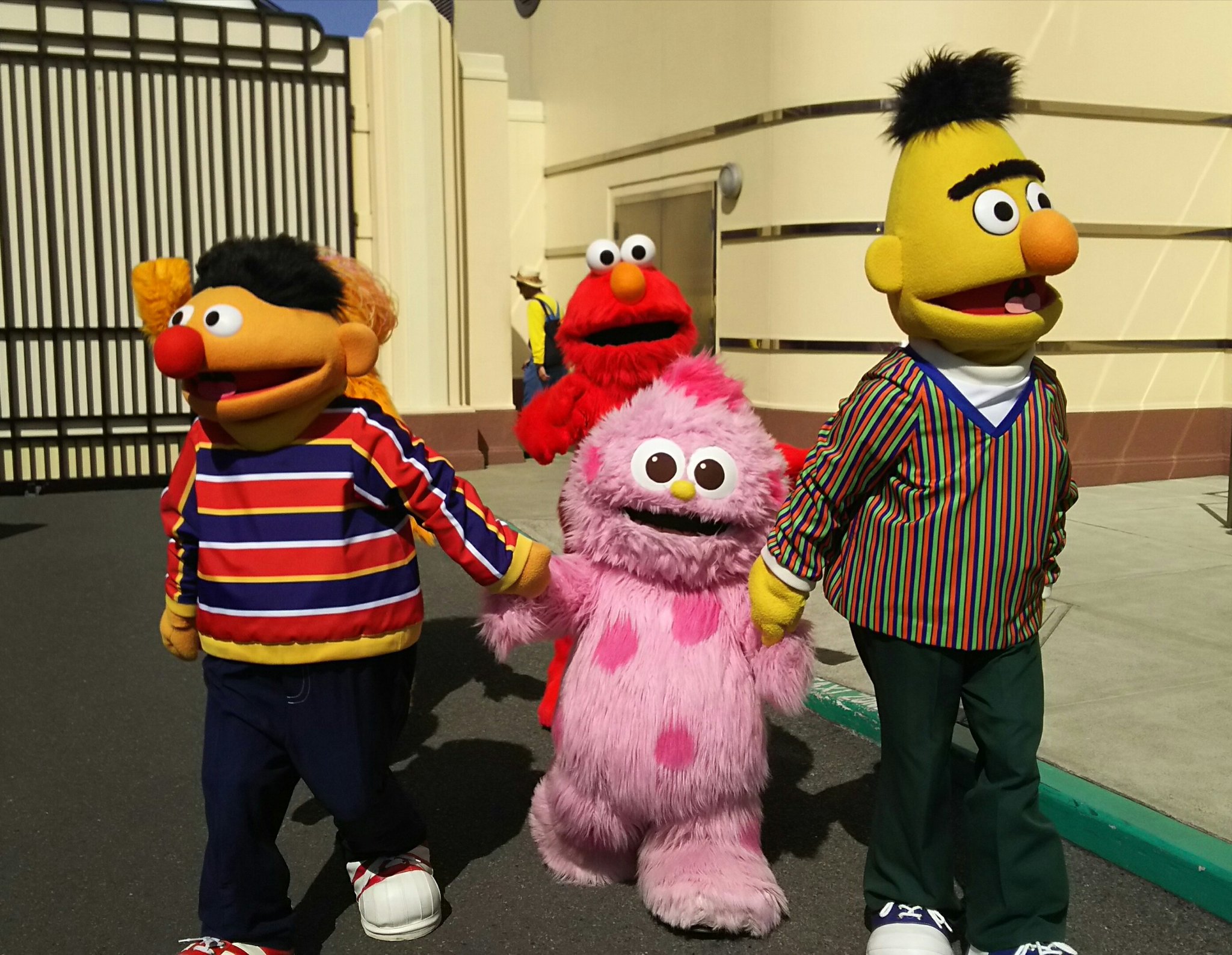 ひでくん V Twitter ノリが良いクッキーモンスター君が帰った後はセサミストリートのエルモとアーニーとバートとゾーイとモッピー usj限定 がグリーティングに出てきて 個人的にモッピーに会いたかったので 良かったです Usj Usj Now ユニバ セサミ ひでくん V Twitter ノリが良いクッキーモンスター君が帰った後はセサミストリートのエルモとアーニーとバートとゾーイとモッピー usj限定 がグリーティングに出てきて 個人的にモッピーに会いたかったので 良かったです Usj Usj Now ユニバ セサミ