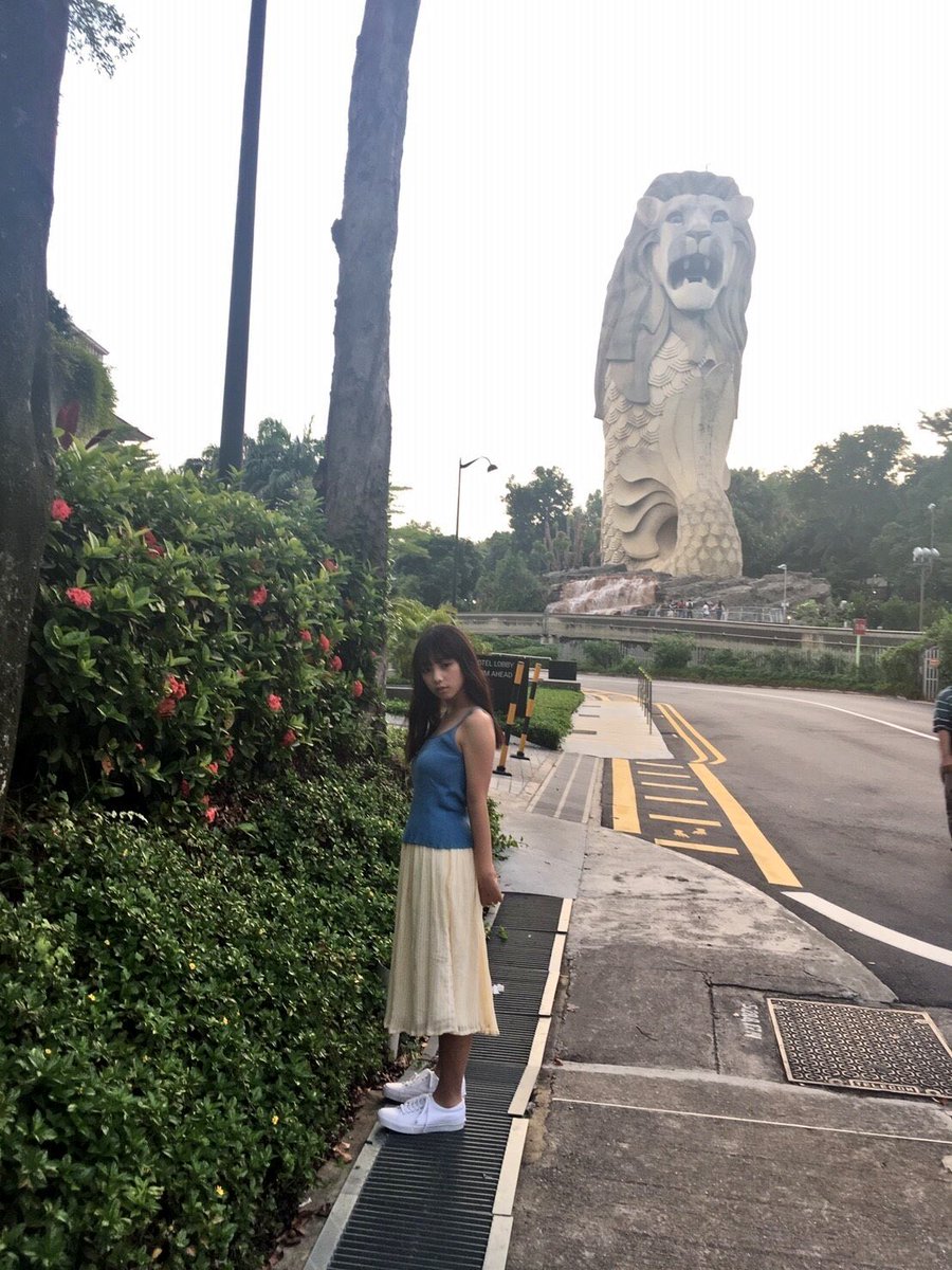 与田祐希1st写真集 公式 على تويتر セントーサ島到着 あれが 大きいほうのマーライオン 与田祐希 与田ちゃん 日向の温度 シンガポール セントーサ島 マーライオン T Co Eqmn2rvrjd تويتر