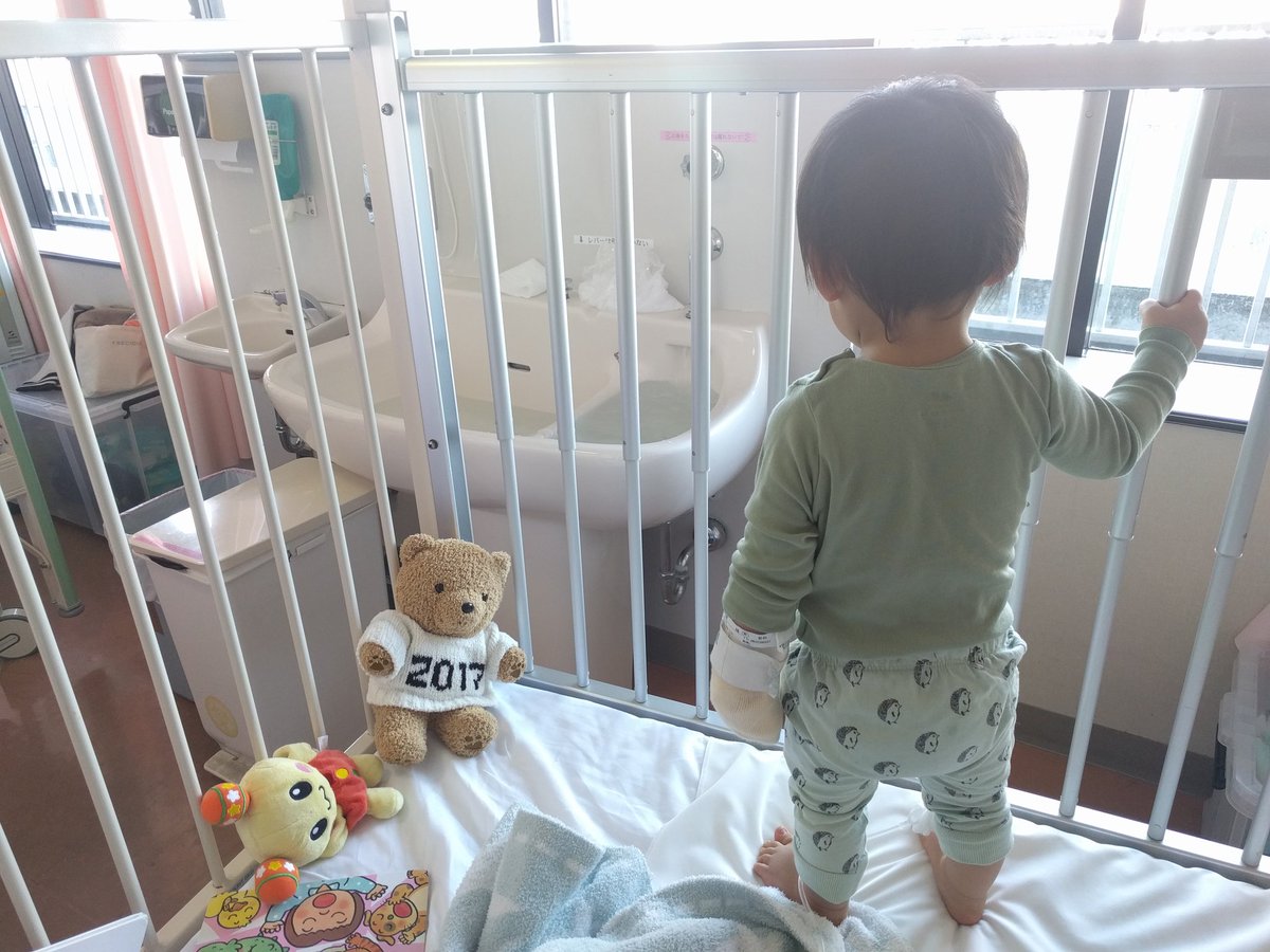 Kudzu Twitterissa ずっと入院してる息子氏 点滴しててお風呂入れない中 他の子が風呂入るのを見ながら黄昏れてる