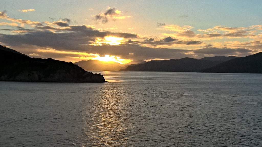 reuthers's tweet photo. #Sunset on #Interislander, #Picton to #Wellington, #NewZealand, crossing  #CookStraight... #LetsRumbleWithReuthers! https://t.co/xKFTY2eTZ2