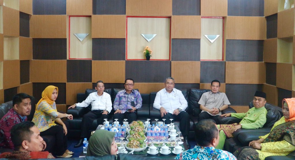 tppindonesia's tweet photo. Bapak @EkoSandjojo didampingi komisi IV DPR RI dari PKB bpk @DanielJohanw serta Bupati Sambas H. Atbah R Suhaili , Dirjen PPMD bpk @taufikmadjid71 , direktur PMD bpk @fachrilabalado bersama kepala Desa dan @pendampingdesa_  Se Kab Sambas. https://t.co/bURPXTgzaS