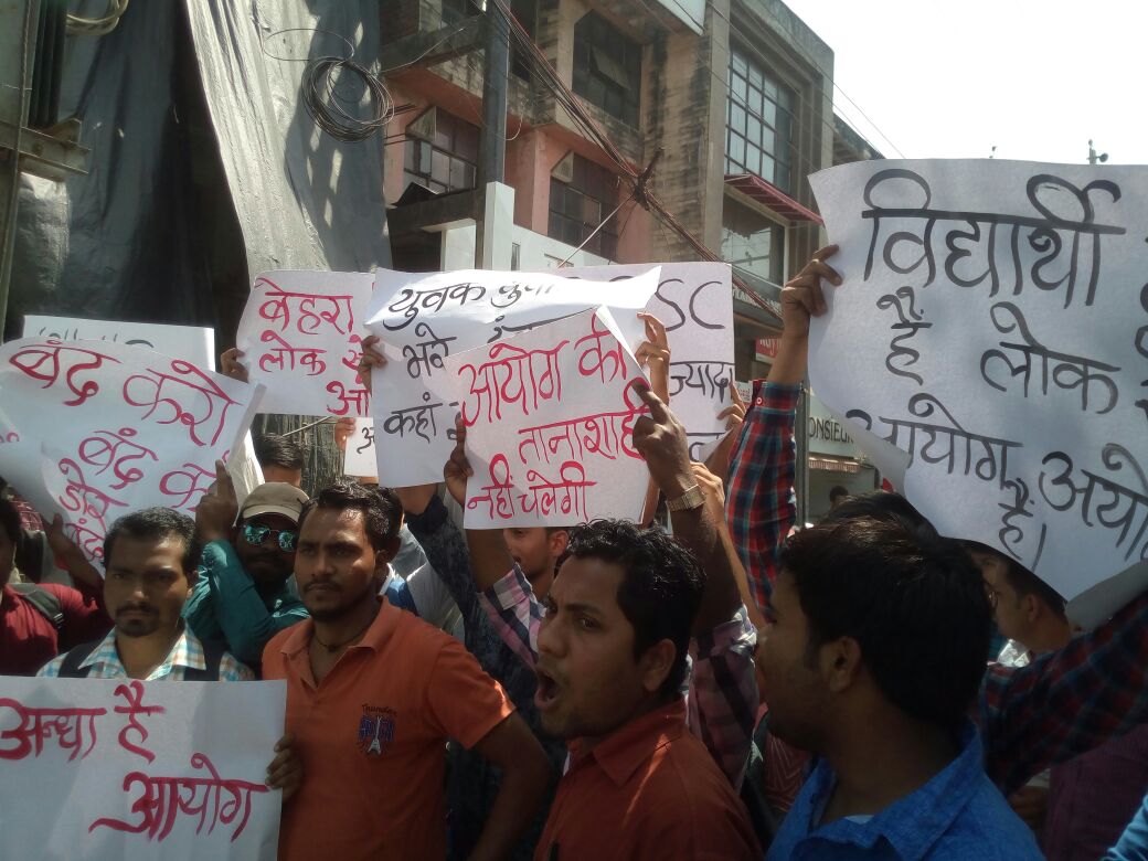 rtiparam's tweet photo. मध्यप्रदेश लोक सेवा आयोग की कार्यप्रणाली के ख़िलाफ़ छात्रों का आंदोलन
#MPPSC_SCAM_2018
#vyapam_peb_scam
@OfficeofSSC
@CMMadhyaPradesh
@INCMP
@RSSorg
@namo https://t.co/ewCwMBch98