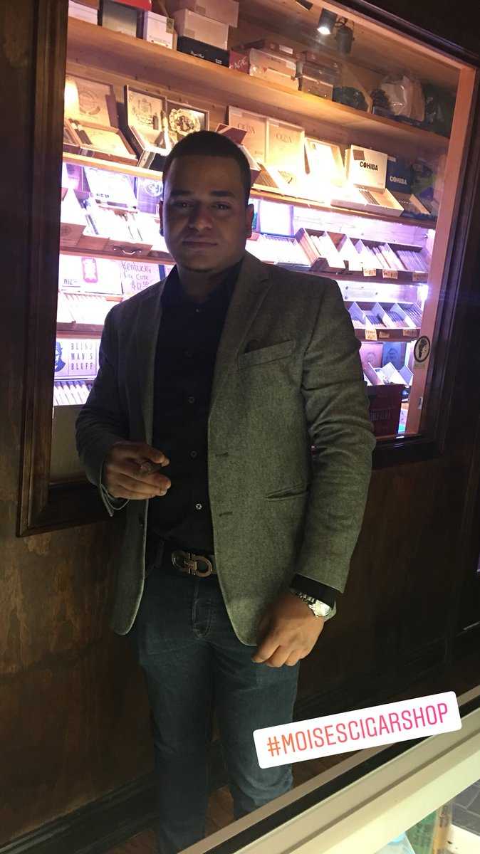 moises_cigar's tweet photo. El Shory disfrutando de un buen cigarro padrón https://t.co/pnXt6devp1