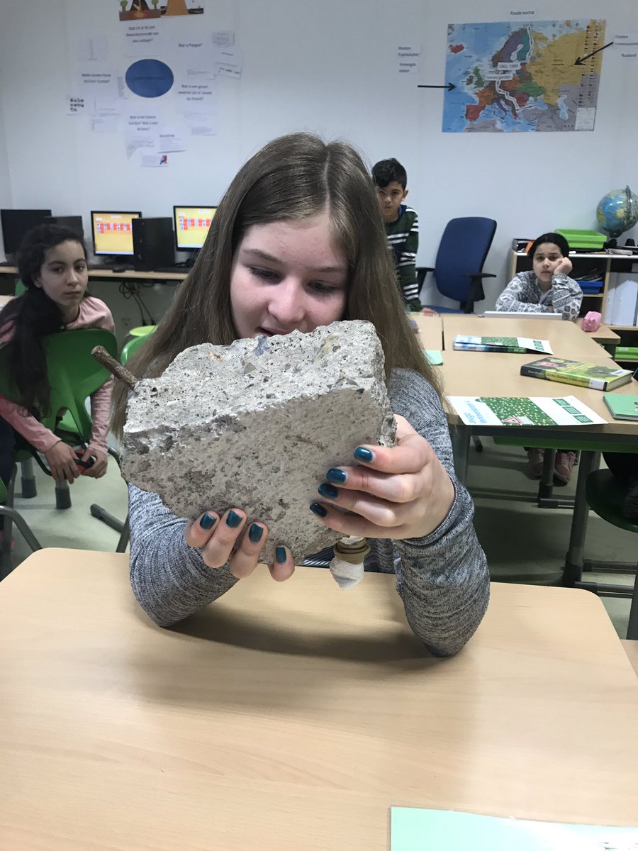 Echt brokstuk van het #IJzeren gordijn in de klas. Kinderen voelen en ruiken aan klein stukje #geschiedenis. #ervaren #vierkeerwijzer