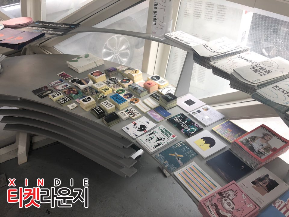 [신규 스티커 입고]
📎#한즈 의 신규 스티커 4종 입고
작년 여름 멤버들의 군입대로 인해 잠시 활동을 중단해야해 많은 팬분들께 아쉬움을 남겼던 (롬곡옾눞..😭 ) 한즈의 새로운 스티커가 무려 4종이나 입고되었습니다~! 잊지 않고 스티커와 함께 씬디 티켓라운지를 찾아주신 팬 분께 감사드립니다💕