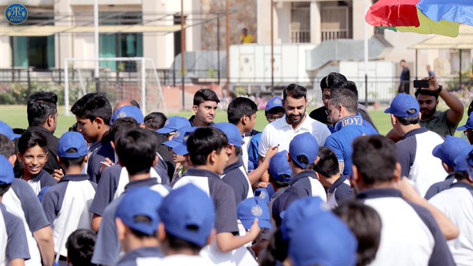 Stuart Binny interaction with his fans and young players. ( Photo: Twitter: @RajasthanRoyals )