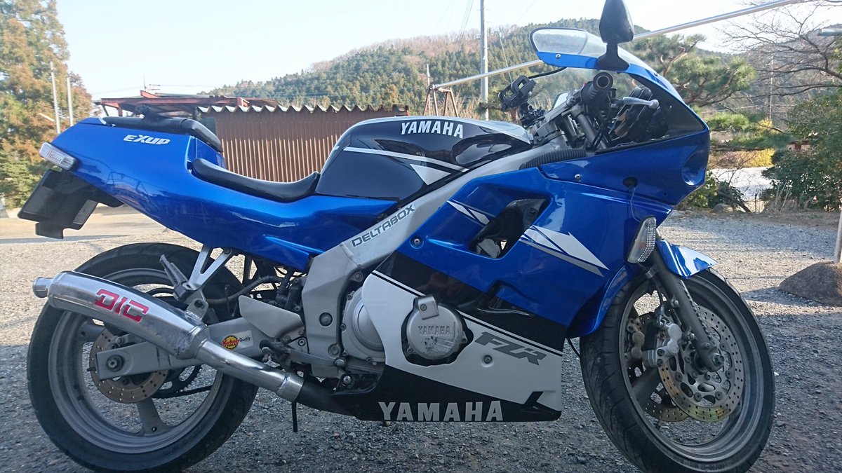 スクーターに突っ込まれ、カウルに穴が空があき、ネイキッド化から1