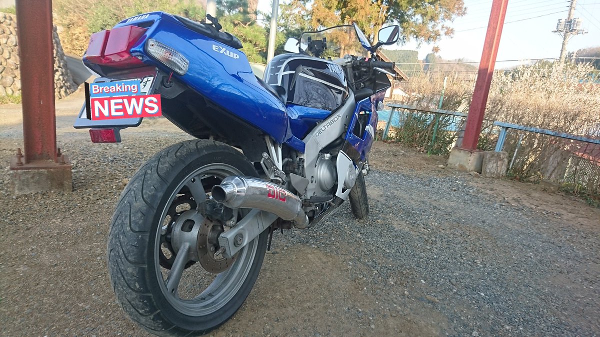 スクーターに突っ込まれ、カウルに穴が空があき、ネイキッド化から1