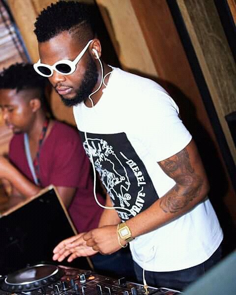 Pheoniqx's tweet photo. We getting the best of line ups @Cocoonloungejhb tonight @Djcuevoice drops those beats for the fam #OneNightInJozi #VibeCity https://t.co/KmUuxIZM4i