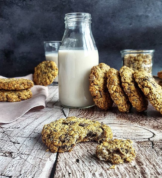 BionaOrganic's tweet photo. Chewy #oat #cookies sweetened with #Biona #Organic #BrownRiceSyrup sounds like mid #morning heaven to us. For full effect, pair with your favourite #dairyfree milk and enjoy a rush of nostalgia. Thanks @peachypalate for the love.
https://t.co/gehNTGb2Nl
#elevenses https://t.co/6UMYXyi4Qf