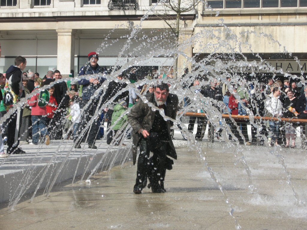 urbantakes's tweet photo. Have a happy St. Patrick's Day - stay dry! St.Patrick's Day 2007 #nottingham #streetphotography #StPatricksDay https://t.co/nquNdFFEZo