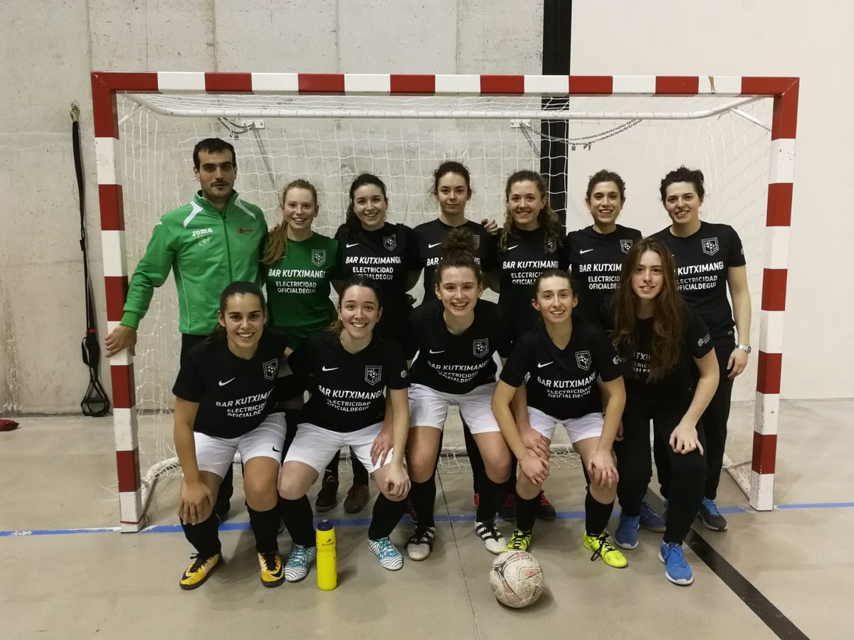 Estreno ayer de camisetas con un empate que nos supo a victoria tras ir perdiendo 0 a 2 a falta de 4 min. Que familia es este equipo que grandes sois chicas. Se nos va Acer difícil gritar eso de aúpa negrillas.