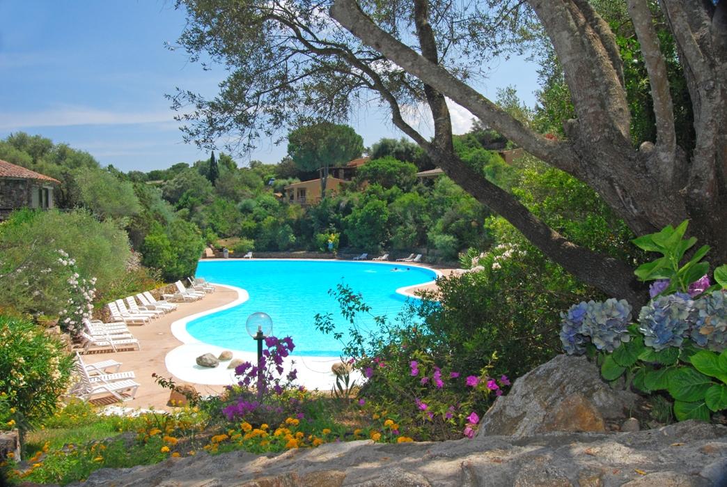 Prachtig #natuurpark tussen #olijfbomen, privé #strand, #zwembad en #kindvriendelijk! Boek nu: bit.ly/Residence-il-M…