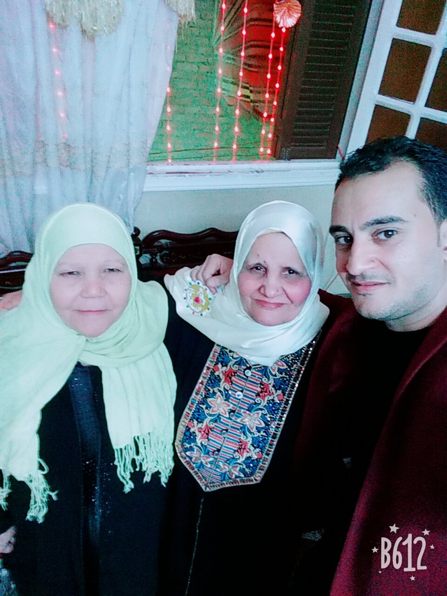 كل سنه وانتي طيبه يا امي