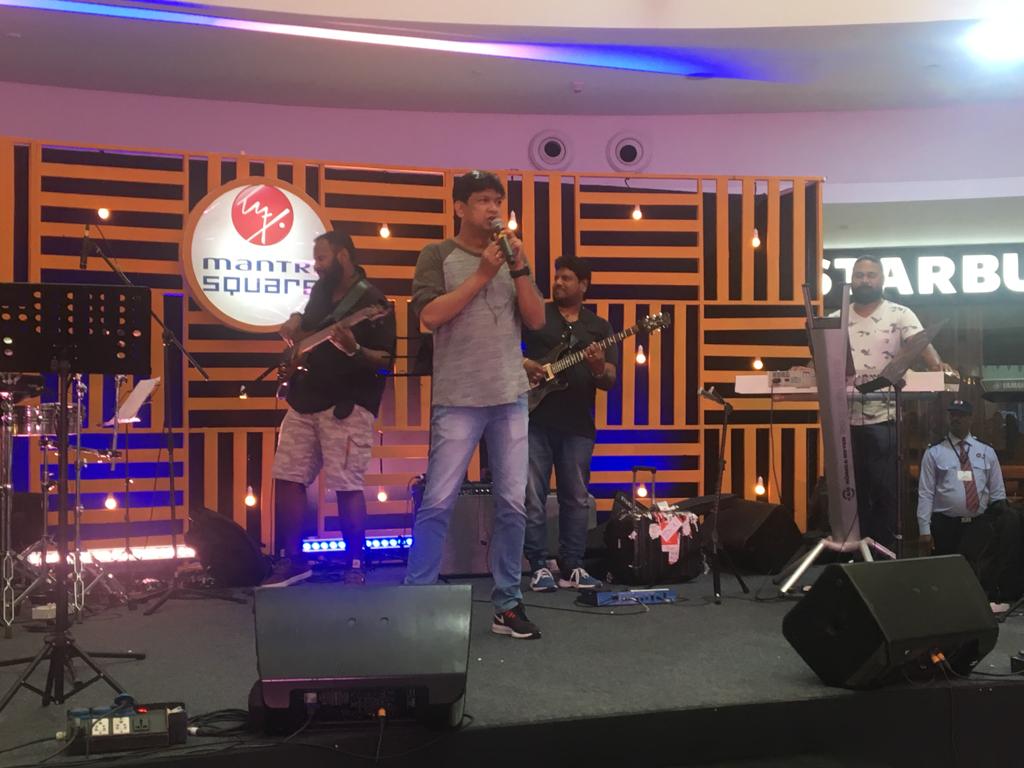 MantriRetail's tweet photo. Vijay Prakash @rvijayprakash is gearing up for the evening. Are you ready? Be at Mantri Square to watch him live at 6:30 PM today.
#celebr8 #8thAnniversary #vijaypraksh https://t.co/6RFTMW7LaV