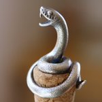 ワインの注ぎ口かっこよくしたwコルクに巻きつく蛇の口からワインが出てくるw