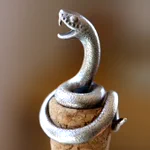 ワインの注ぎ口かっこよくしたwコルクに巻きつく蛇の口からワインが出てくるw