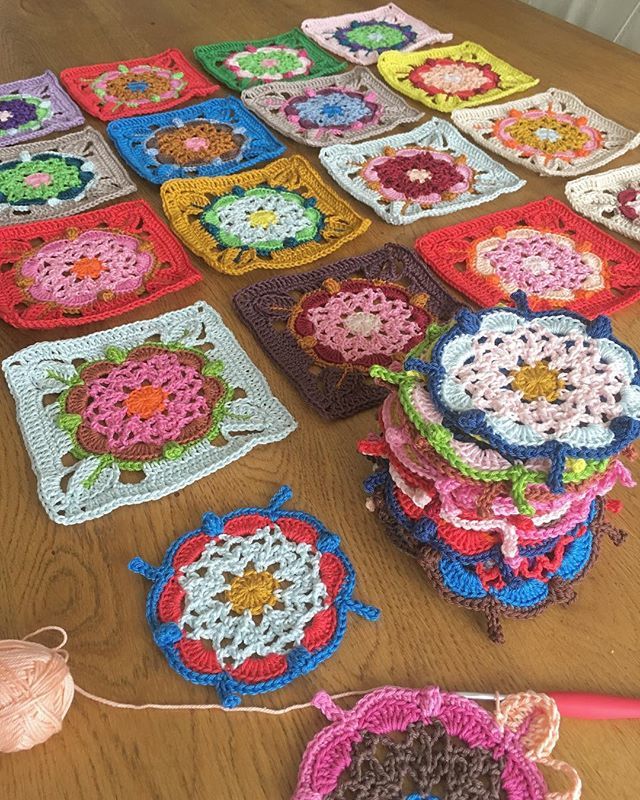 Colorful crochet to the max 😄I like working on it, but the result will definitely not be something for my own living room 🙈☺️
I’m mixing all sorts of cotton leftovers (mostly Catania and Durable Coral) in the coaster square pattern (pattern in my web… ift.tt/2G3q6PW