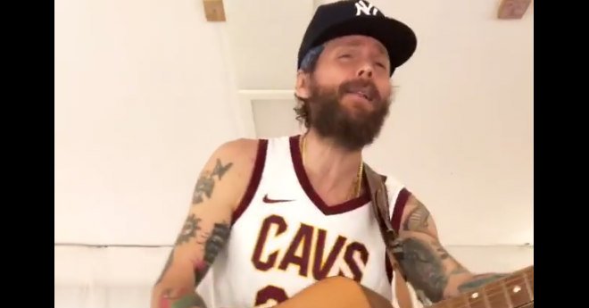 #Jovanotti ama la #NBA! La sua collezione di canottiere lo dimostra! Ogni sabato alle 10.30 parliamo del grande basket americano in diretta con #NBATime, seguici! @lorenzojova @NBAItalia ow.ly/Be8B30iZuyY