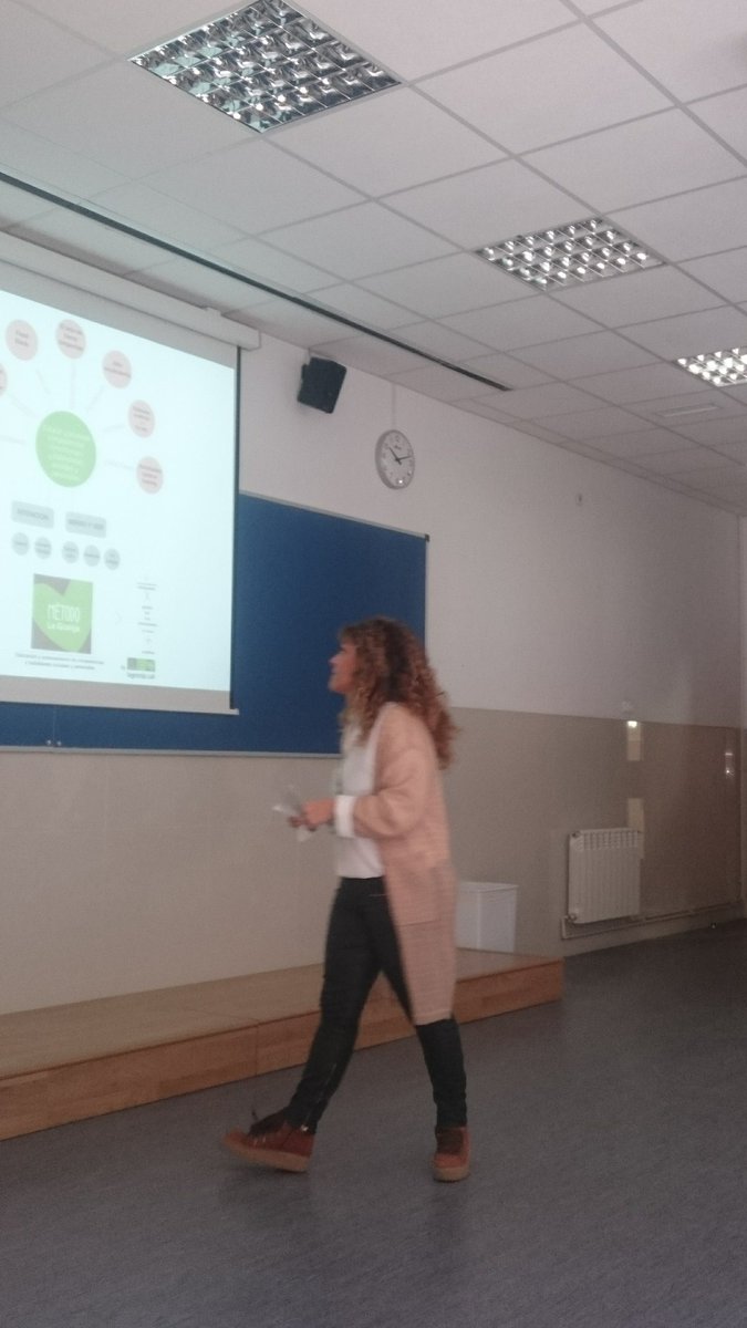 nperezescoda's tweet photo. Cristina Gutiérrez explica el Mètode la granja @JEmocional 
#JEE2018 https://t.co/h8HUzEMJgd