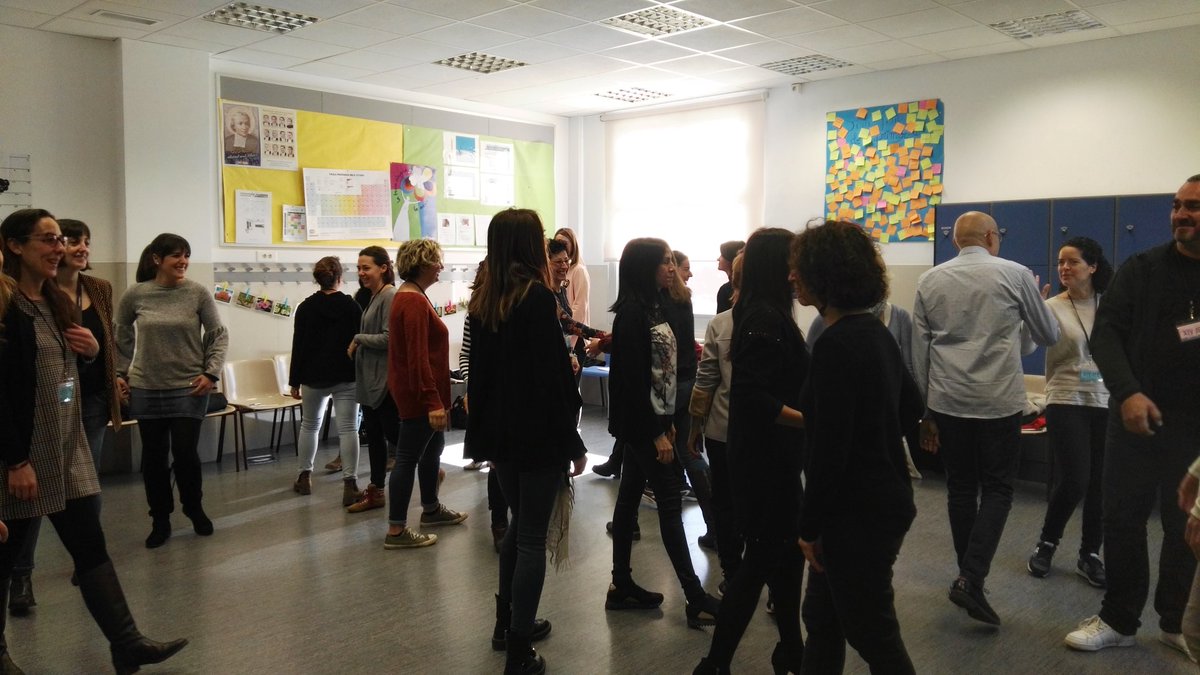 JEmocional's tweet photo. Sona la música ⏩ 🔊!! Això vol dir que comença el taller de l'Èlia López i la Mari Creu Royo!💃🔝#ensactivem #sentim #ensconeixem #fluim #JEE2018 https://t.co/GtlZZ81ntq