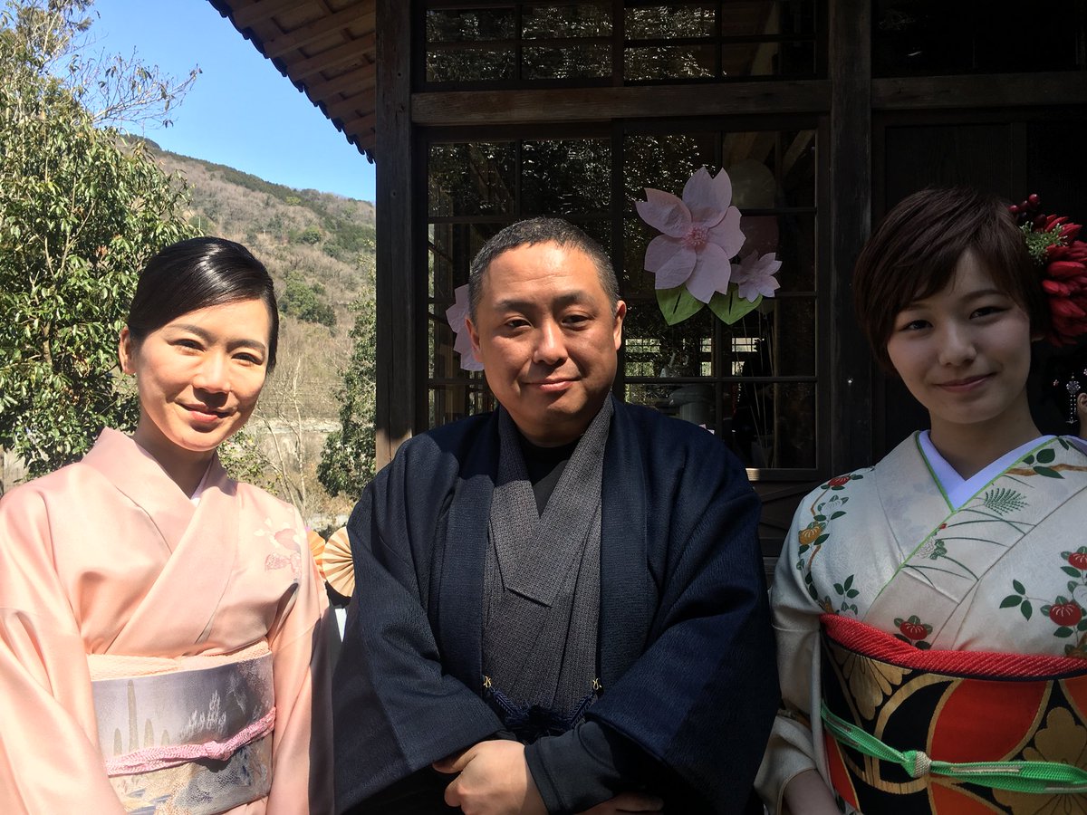 mikkeysensei's tweet photo. @yamaken0916 美女にかこまれ(*^^*) https://t.co/7eBFRd0J7y