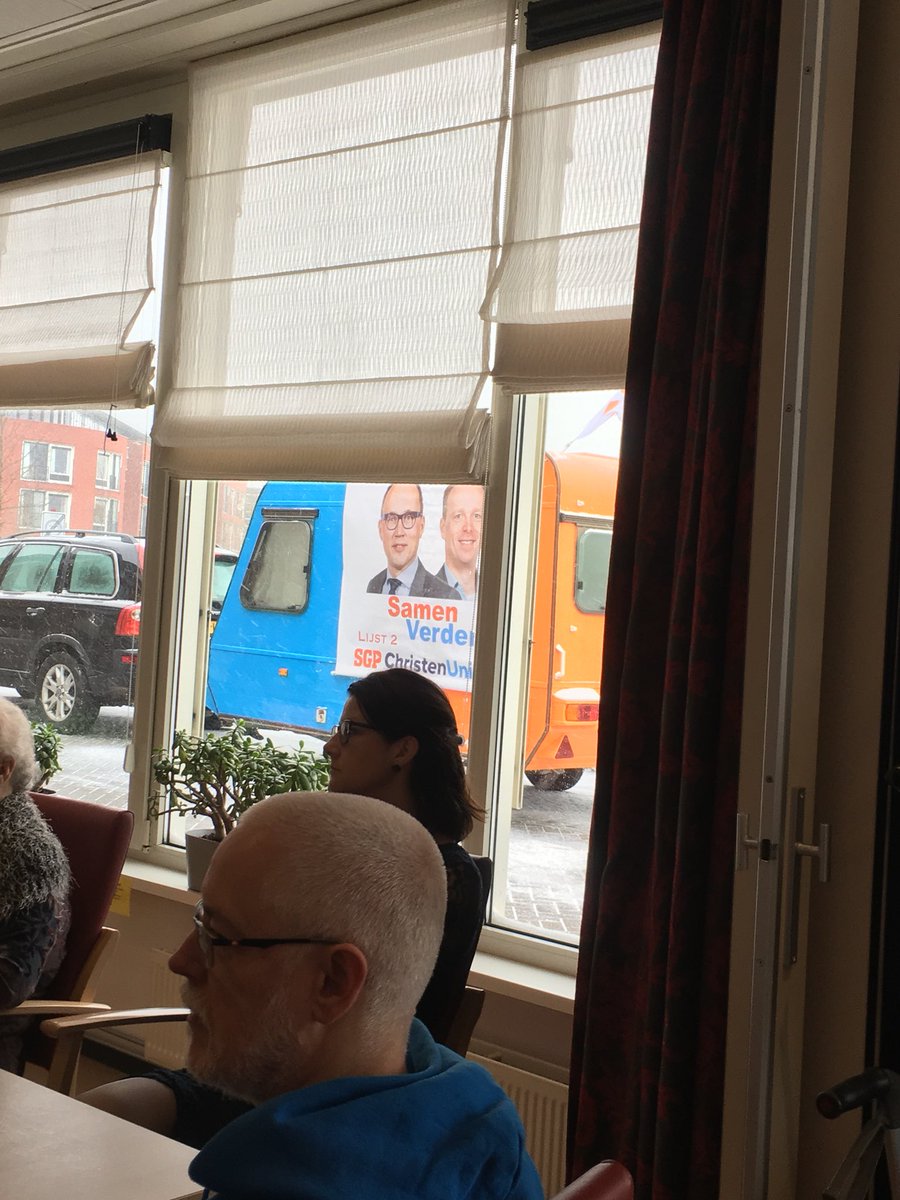mauritsborn's tweet photo. Omdat het sneeuwt vanmorgen, zoeken wij onze kiezers maar zelf op. Daarom nu in Rehoboth, koffie schenken, met een @sgp_cu_goes bolus ! https://t.co/DRZra3icSO