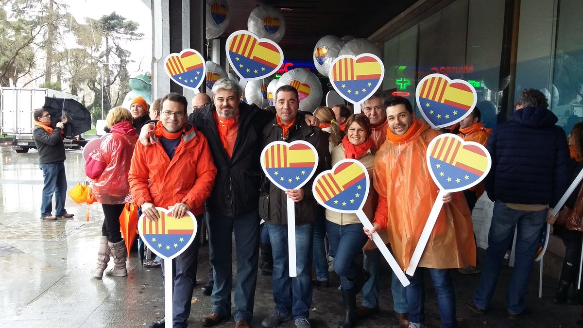 CsColmenarViejo's tweet photo. 📷 Una avanzadilla de la @CsColmenarViejo junto con compañeros de otras agrupaciones ya estamos preparados en la Plaza de Colón para asistir a la concentración "Dos colores, un sentimiento" en apoyo a
@Societatcc 💛❤
#SCCHolaMadrid https://t.co/LSZsZOTabK
