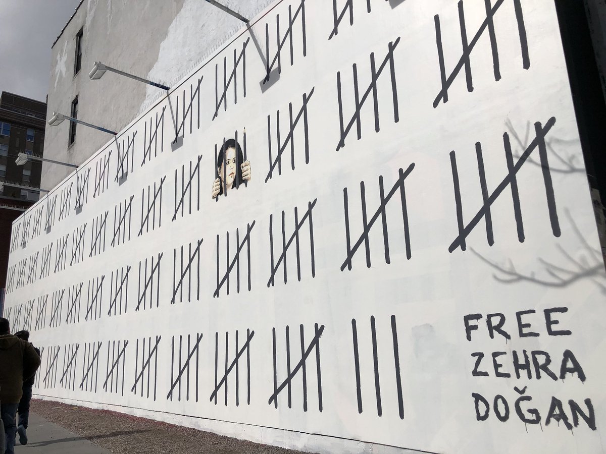 Zehra Doğan non è solo un’artista. È giornalista, fotografa e una delle collaboratrici di Jinha, un’agenzia di stampa curda composta da sole giornaliste che racconta, con mille difficoltà, cosa sta succedendo nella Turchia di Erdogan.

agi.it/estero/zehra_d…

#FreeZehraDogan