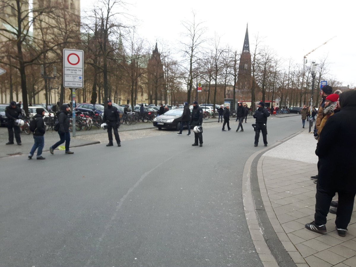 EsReichtAC's tweet photo. Polizei versucht Domplatz dicht zu machen #1703ms https://t.co/pSmIMazMUK