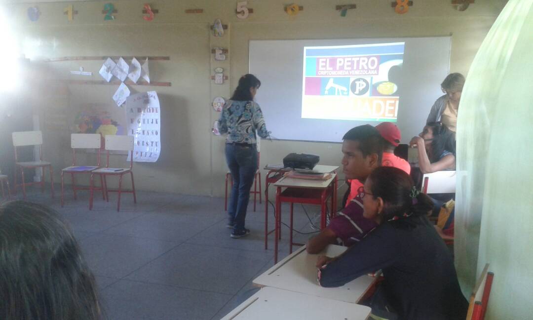 FormarCarabobo's tweet photo. #EnDesarrollo #SabadoPedagogicoCliptomonedaYElPetroVenezolano en el GE Francisco José Cisneros nuestros docentes demuestran que #SeguimosHaciendoPatria y lo mejor es que #TodosSomosVenezuela @FormacionMppe @MPPEDUCACION @JauaMiranda @DhelizAlvarez @SalaCarabobo https://t.co/EZRzBokHBR
